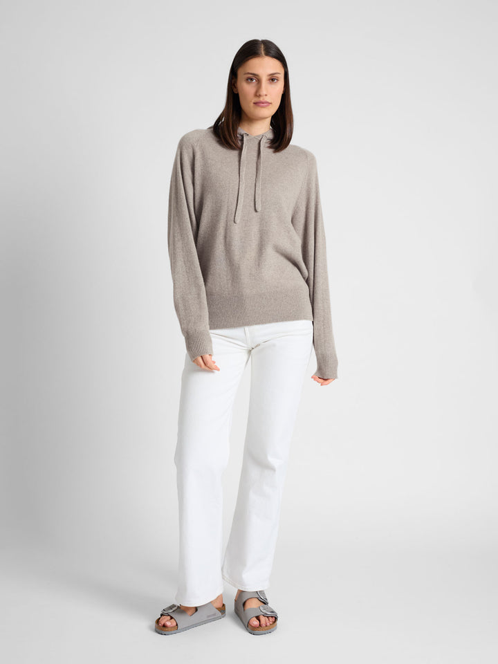 Cashmere hoodie "Lux Hoodie" in 100% pure cashmere. Scandinavian design by Kashmina. Color: Toast.