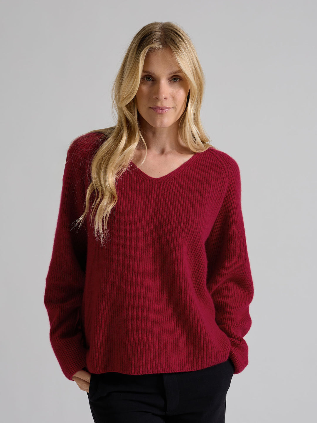 Rib knitted V-neck cashmere sweater in color: Aroma Red. 100% cashmere, Scandinavian design by Kashmina.
