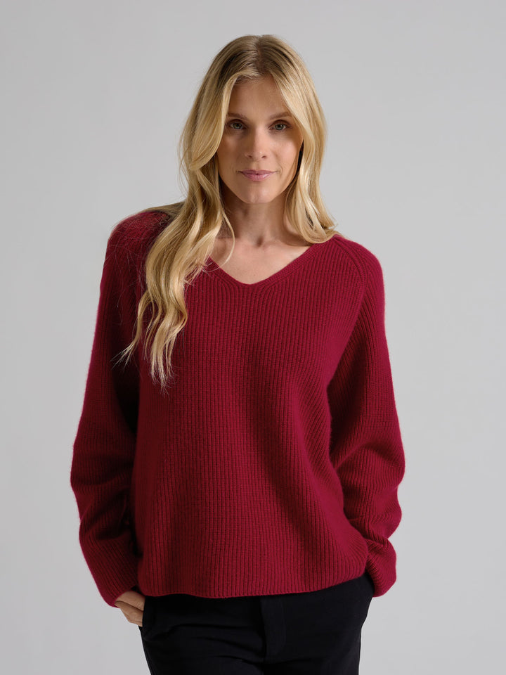 Rib knitted V-neck cashmere sweater in color: Aroma Red. 100% cashmere, Scandinavian design by Kashmina.