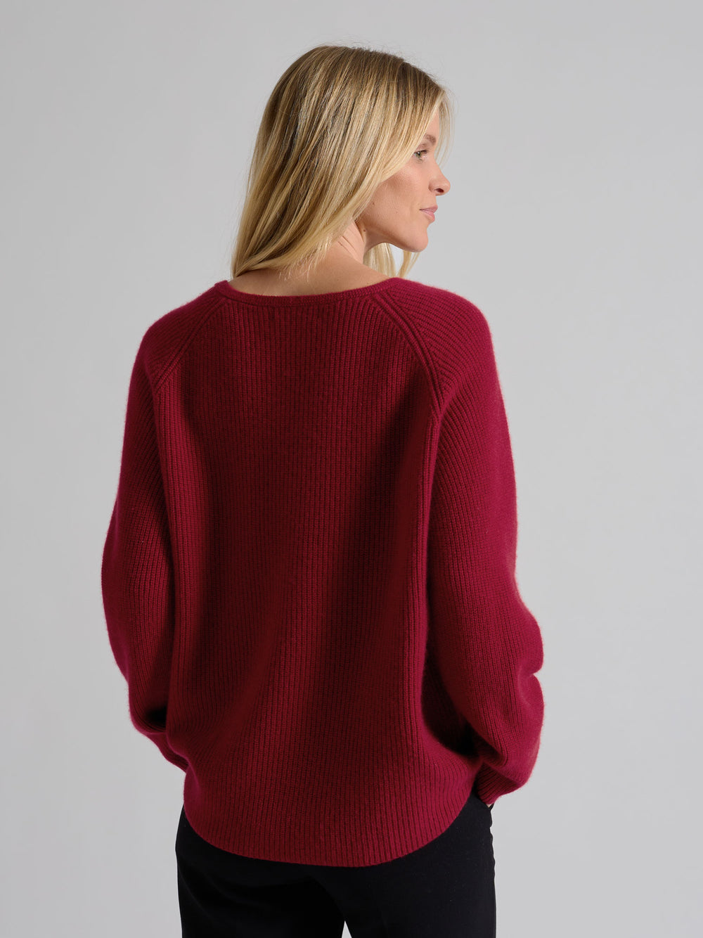 Rib knitted V-neck cashmere sweater in color: Aroma Red. 100% cashmere, Scandinavian design by Kashmina.