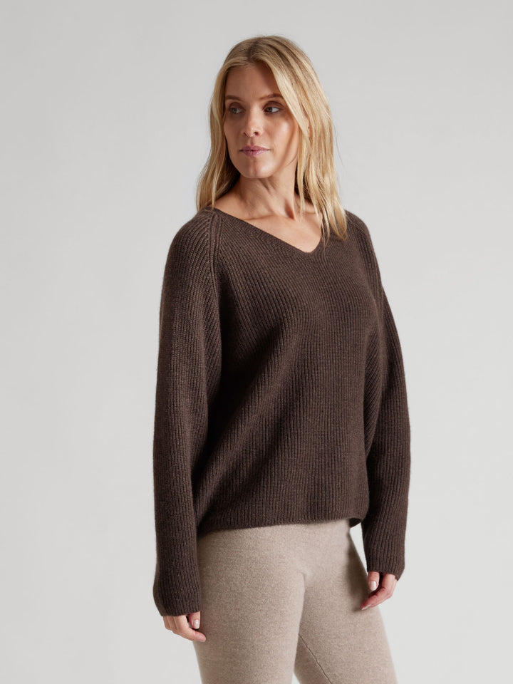 Rib knitted cashmere sweater "Maya" in 100% pure cashmere. Scandinavian design by Kashmina. Color: Dark Brown.