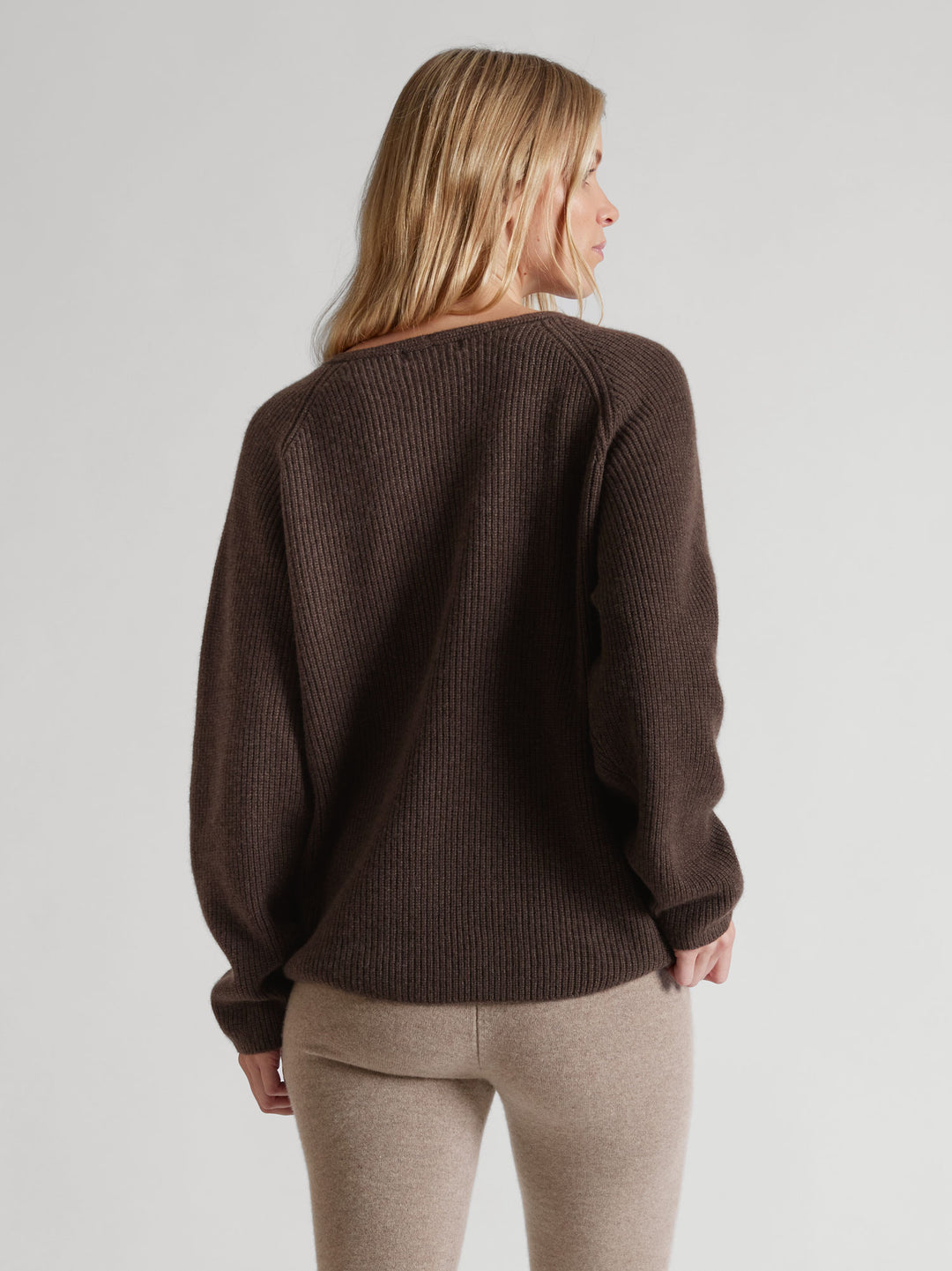 Rib knitted cashmere sweater "Maya" in 100% pure cashmere. Scandinavian design by Kashmina. Color: Dark Brown.