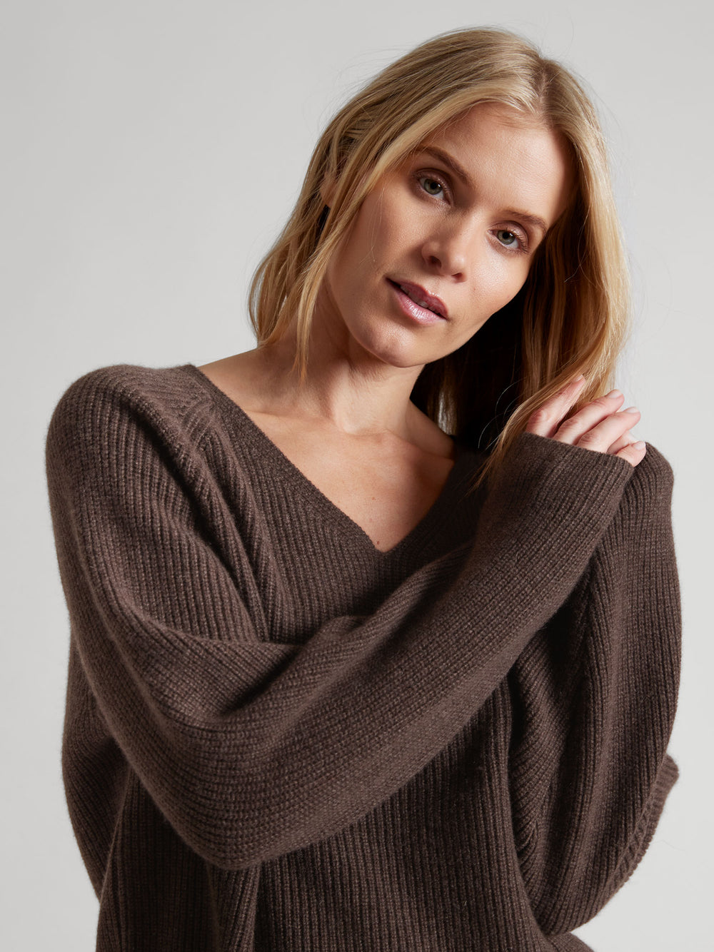 Rib knitted cashmere sweater "Maya" in 100% pure cashmere. Scandinavian design by Kashmina. Color: Dark Brown.