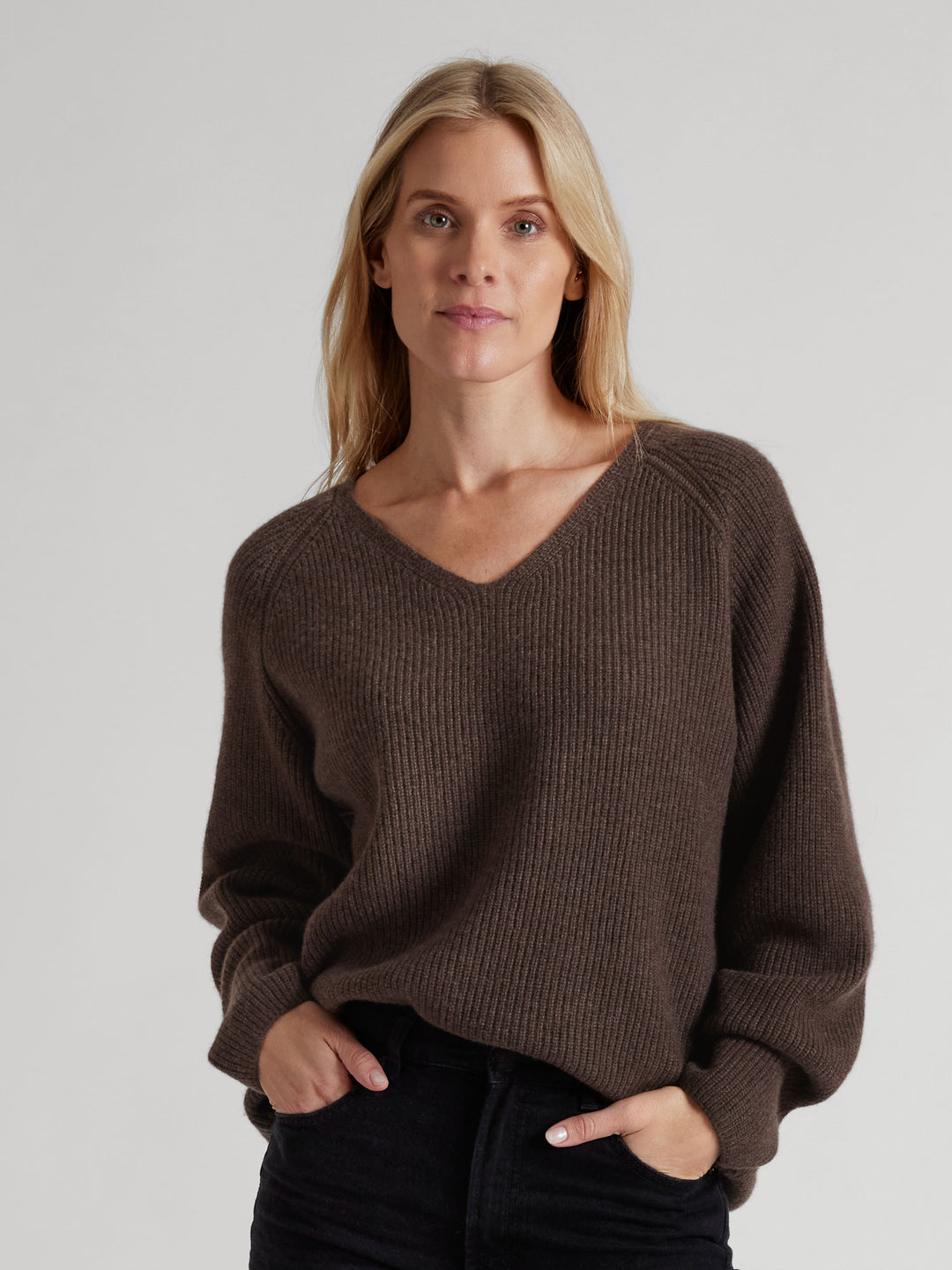 Rib knitted cashmere sweater "Maya" in 100% pure cashmere. Scandinavian design by Kashmina. Color: Dark Brown.