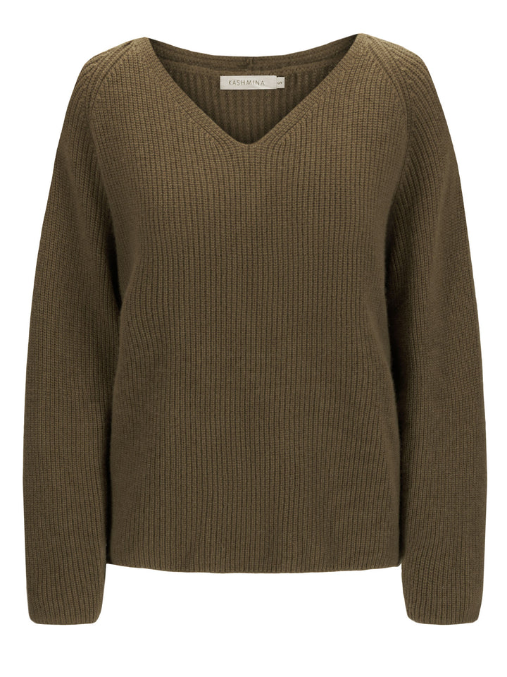 Rib knitted V-neck cashmere sweater in color: Cold Creme. 100% cashmere, Scandinavian design by Kashmina.