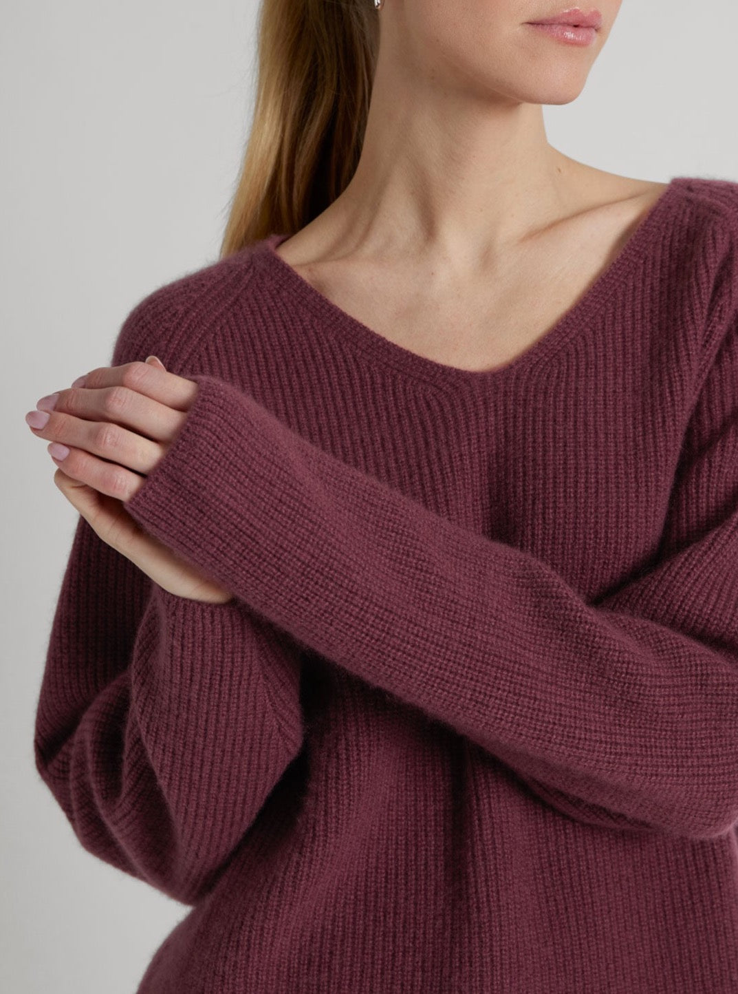Rib knitted V-neck cashmere sweater in color: Cold Creme. 100% cashmere, Scandinavian design by Kashmina.