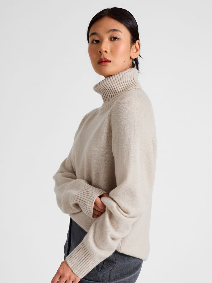 Turtle neck cashmere sweater Milano in 100% cashmere by Kashmna, color: Cream. Scandinavian design.