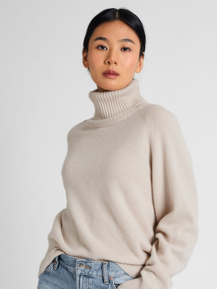 Turtle neck cashmere sweater Milano in 100% cashmere by Kashmna, color: Cream. Scandinavian design.
