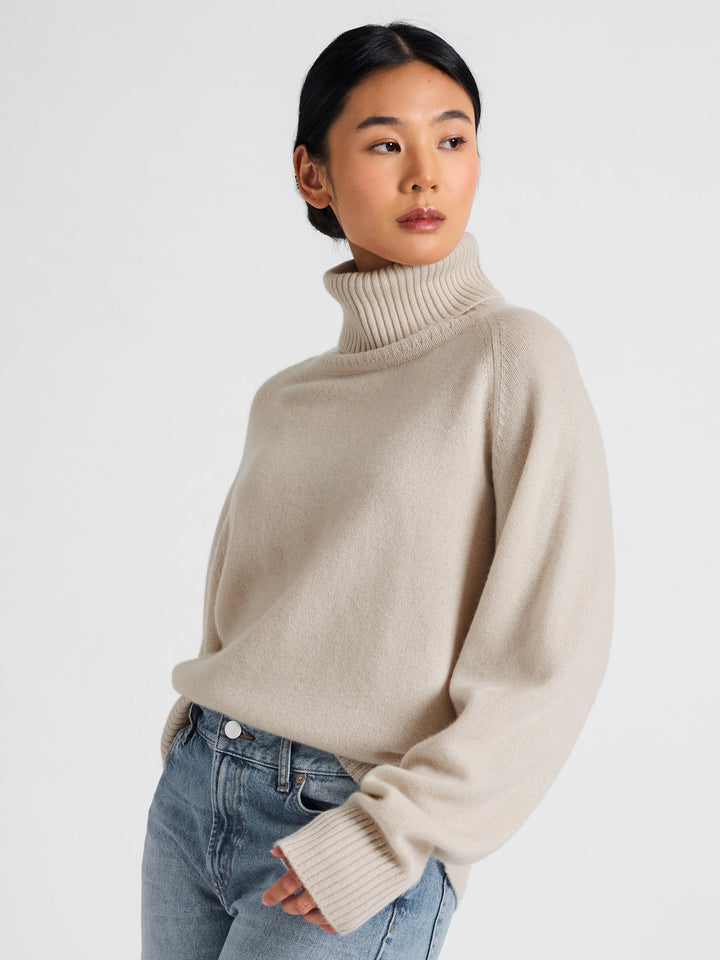 Turtle neck cashmere sweater Milano in 100% cashmere by Kashmna, color: Cream. Scandinavian design.
