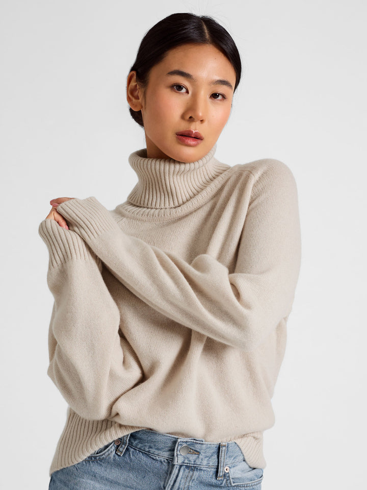 Turtle neck cashmere sweater Milano in 100% cashmere by Kashmna, color: Cream. Scandinavian design.