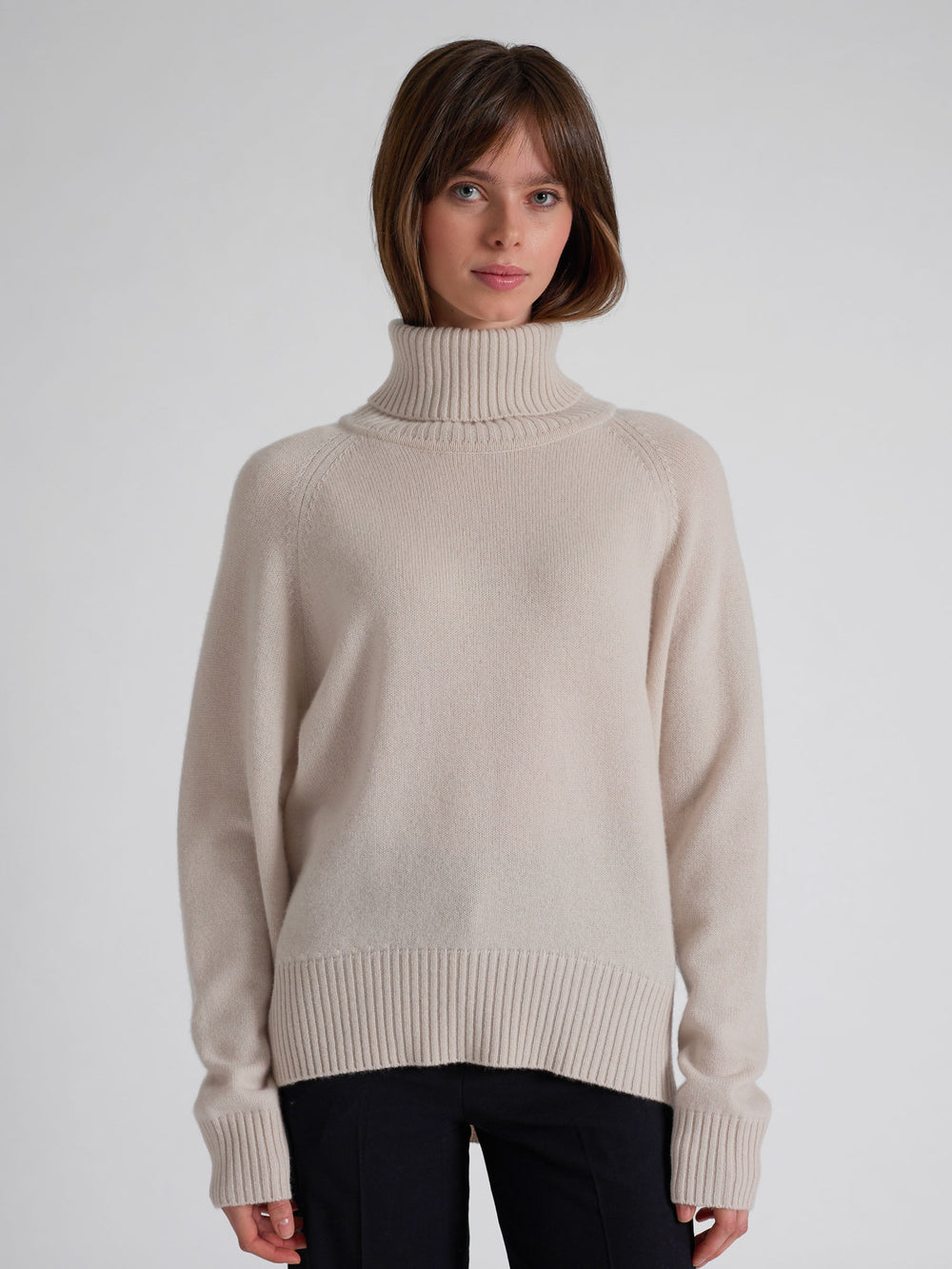 Turtle neck cashmere sweater Milano in 100% cashmere by Kashmna, color: Cream. Scandinavian design.