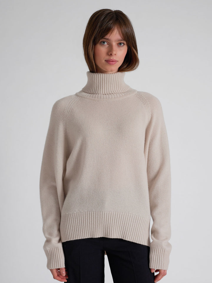 Turtle neck cashmere sweater Milano in 100% cashmere by Kashmna, color: Cream. Scandinavian design.