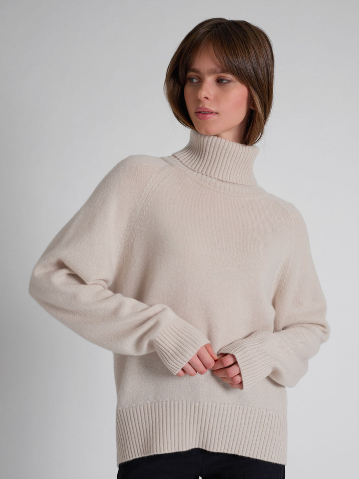 Turtle neck cashmere sweater Milano in 100% cashmere by Kashmna, color: Cream. Scandinavian design.