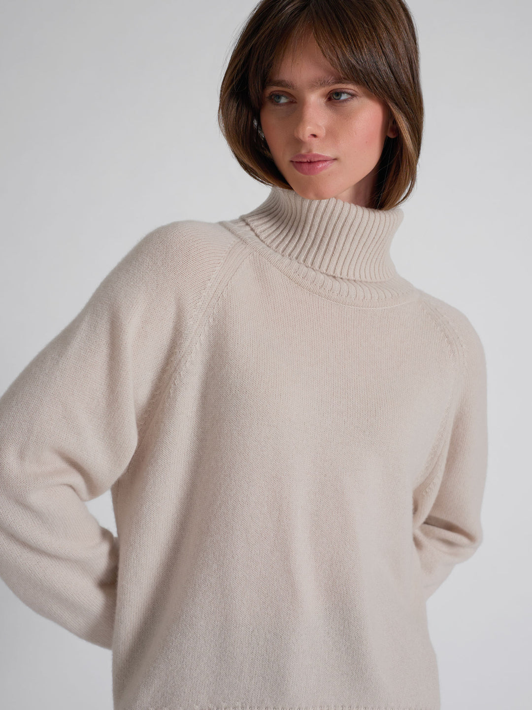 Turtle neck cashmere sweater Milano in 100% cashmere by Kashmna, color: Cream. Scandinavian design.