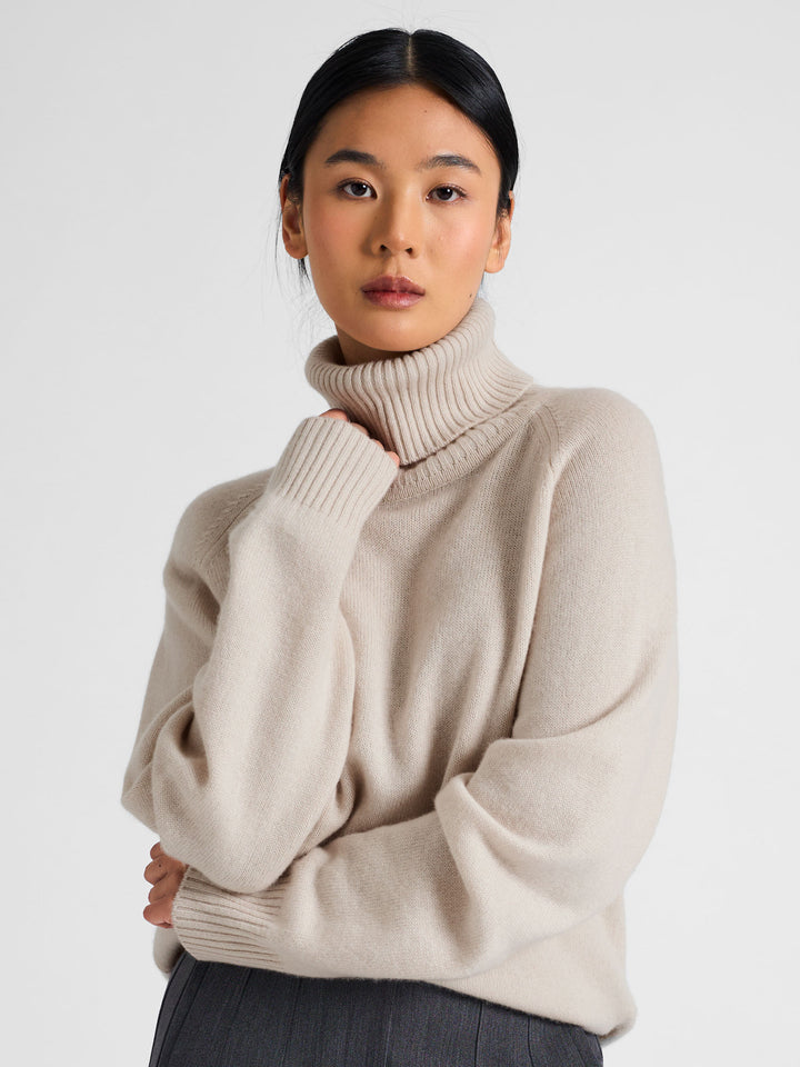 Turtle neck cashmere sweater Milano in 100% cashmere by Kashmna, color: Cream. Scandinavian design.