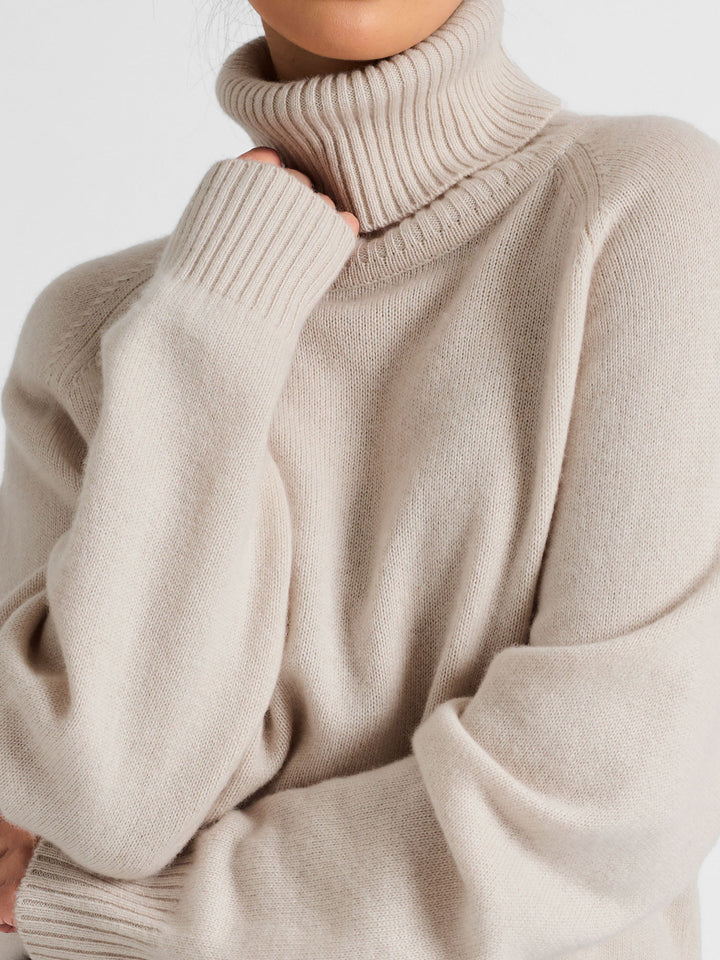 Turtle neck cashmere sweater Milano in 100% cashmere by Kashmna, color: Cream. Scandinavian design.