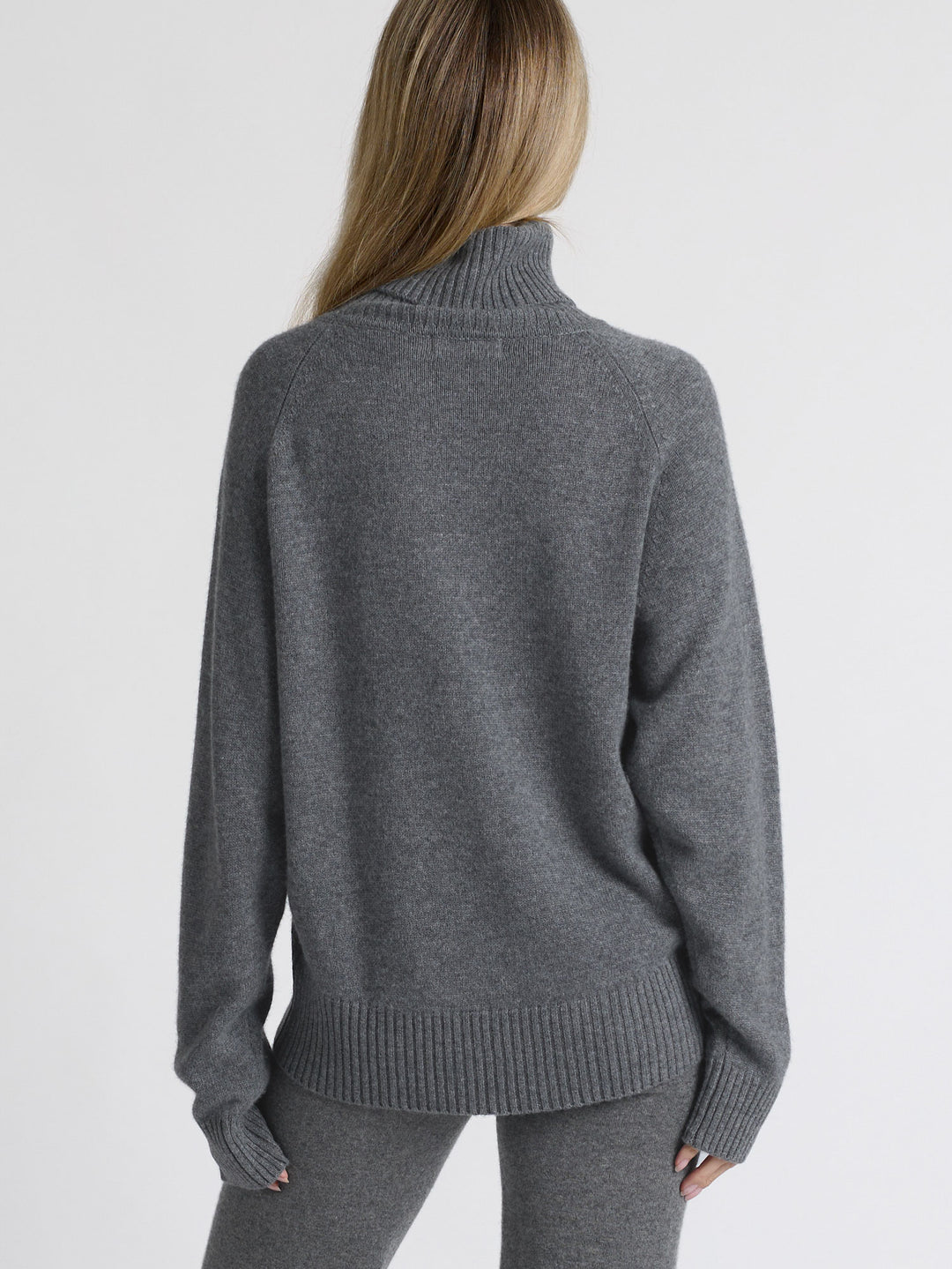 Turtle neck cashmere sweater "Milano" in 100% pure cashmere. Scandinavian design by Kashmina. Color: Dark Grey.