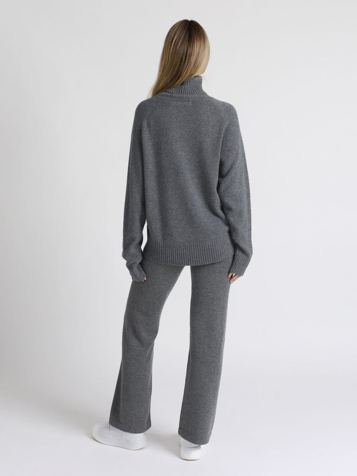 Turtle neck cashmere sweater "Milano" in 100% pure cashmere. Scandinavian design by Kashmina. Color: Dark Grey.