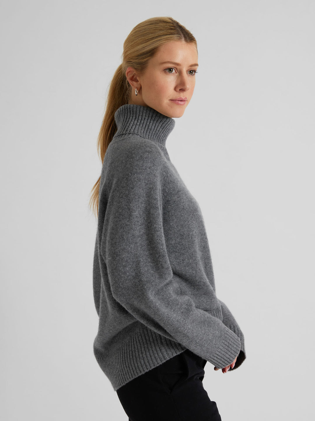 Turtle neck cashmere sweater "Milano" in 100% pure cashmere. Scandinavian design by Kashmina. Color: Dark Grey.