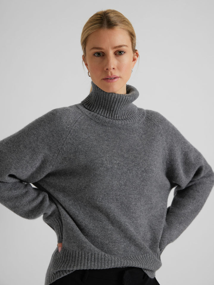 Turtle neck cashmere sweater "Milano" in 100% pure cashmere. Scandinavian design by Kashmina. Color: Dark Grey.