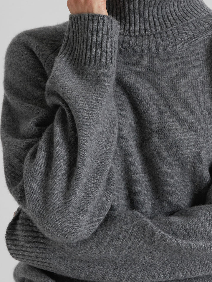 Turtle neck cashmere sweater "Milano" in 100% pure cashmere. Scandinavian design by Kashmina. Color: Dark Grey.