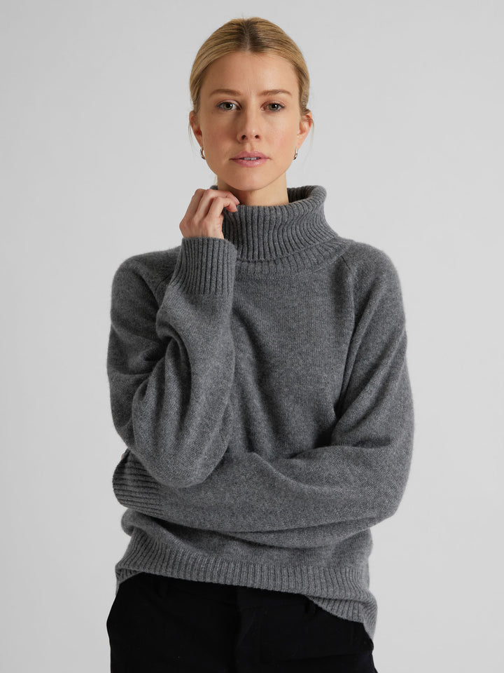 Turtle neck cashmere sweater "Milano" in 100% pure cashmere. Scandinavian design by Kashmina. Color: Dark Grey.