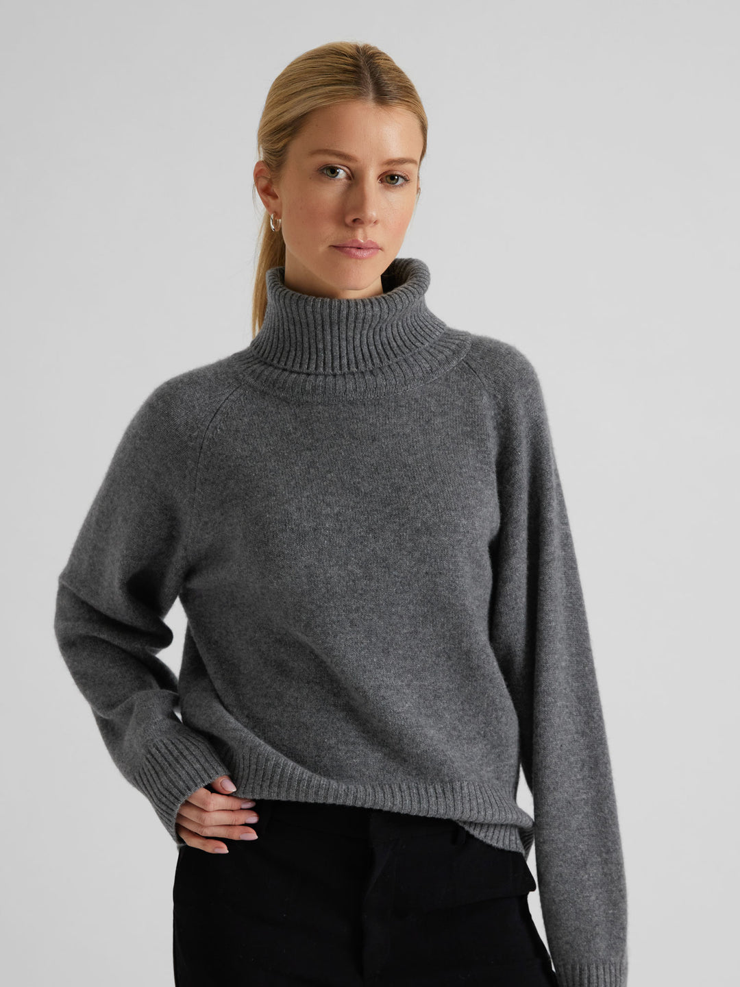 Turtle neck cashmere sweater "Milano" in 100% pure cashmere. Scandinavian design by Kashmina. Color: Dark Grey.