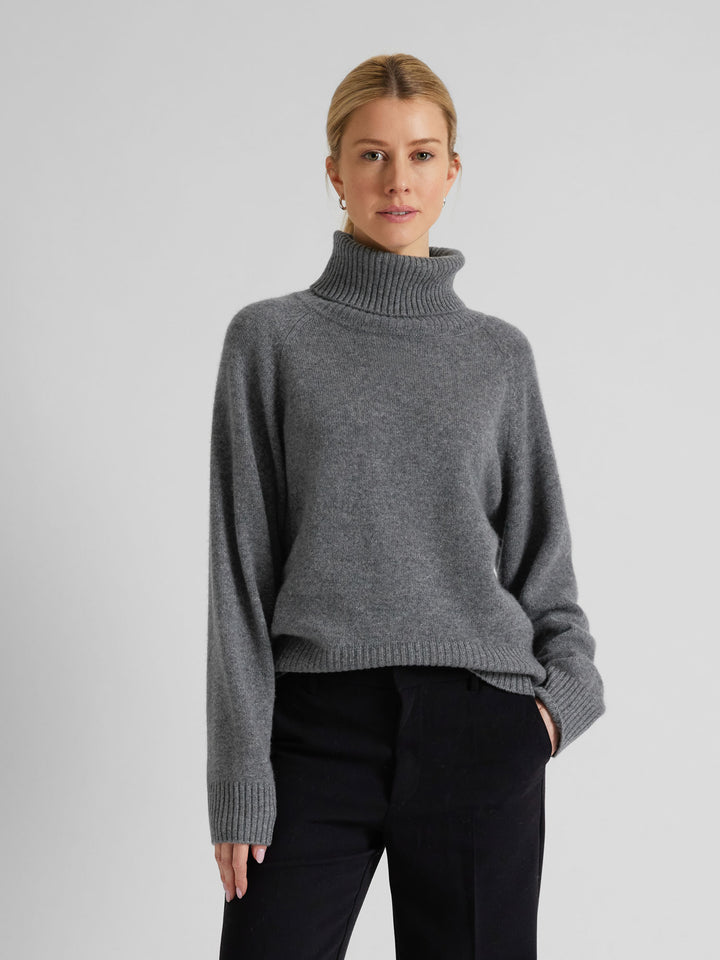 Turtle neck cashmere sweater "Milano" in 100% pure cashmere. Scandinavian design by Kashmina. Color: Dark Grey.