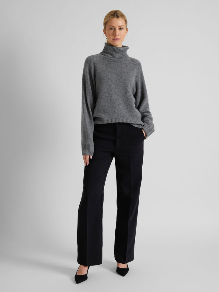 Turtle neck cashmere sweater "Milano" in 100% pure cashmere. Scandinavian design by Kashmina. Color: Dark Grey.
