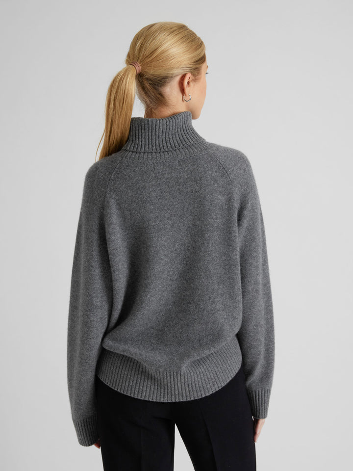 Turtle neck cashmere sweater "Milano" in 100% pure cashmere. Scandinavian design by Kashmina. Color: Dark Grey.