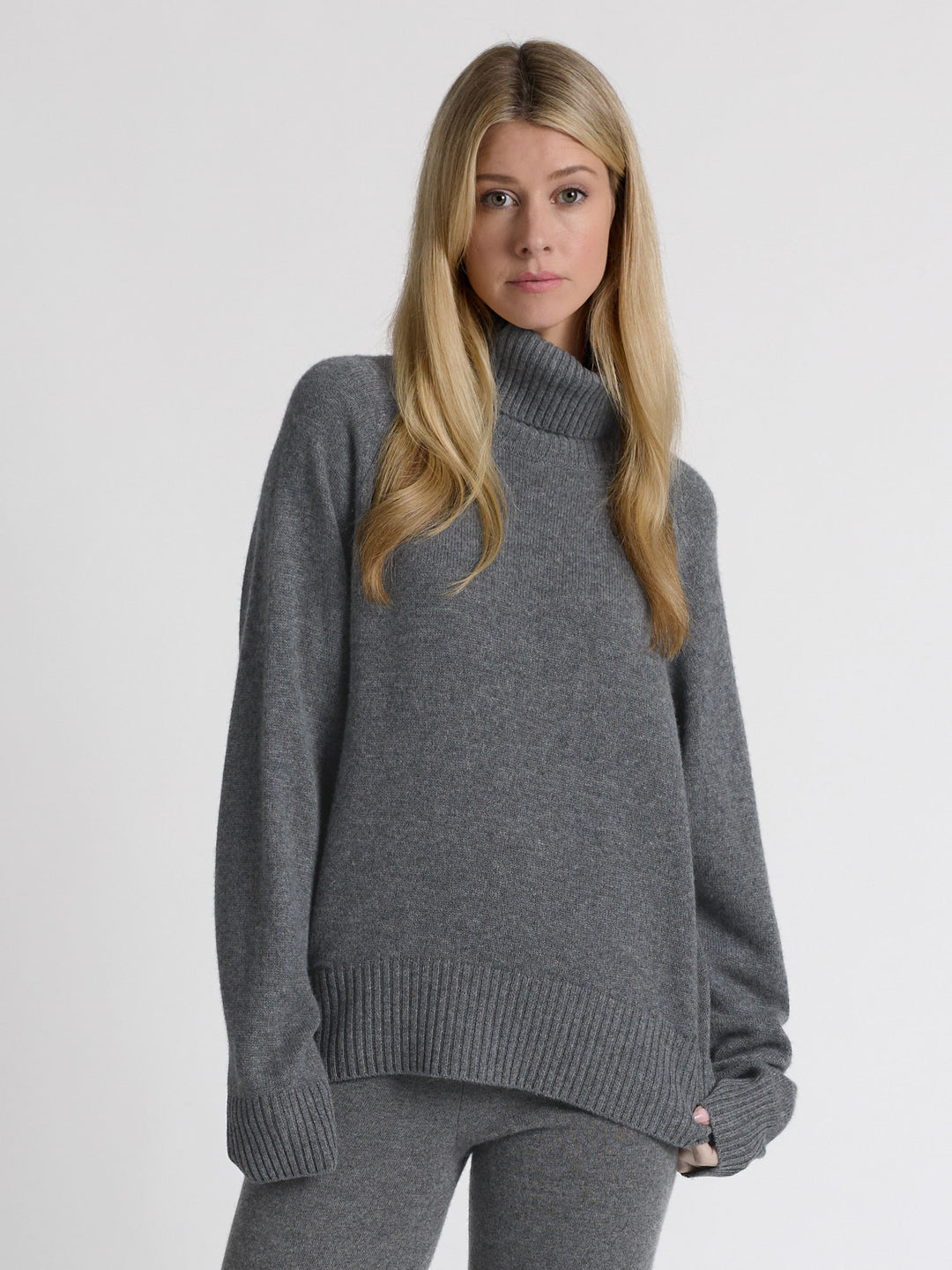 Turtle neck cashmere sweater "Milano" in 100% pure cashmere. Scandinavian design by Kashmina. Color: Dark Grey.