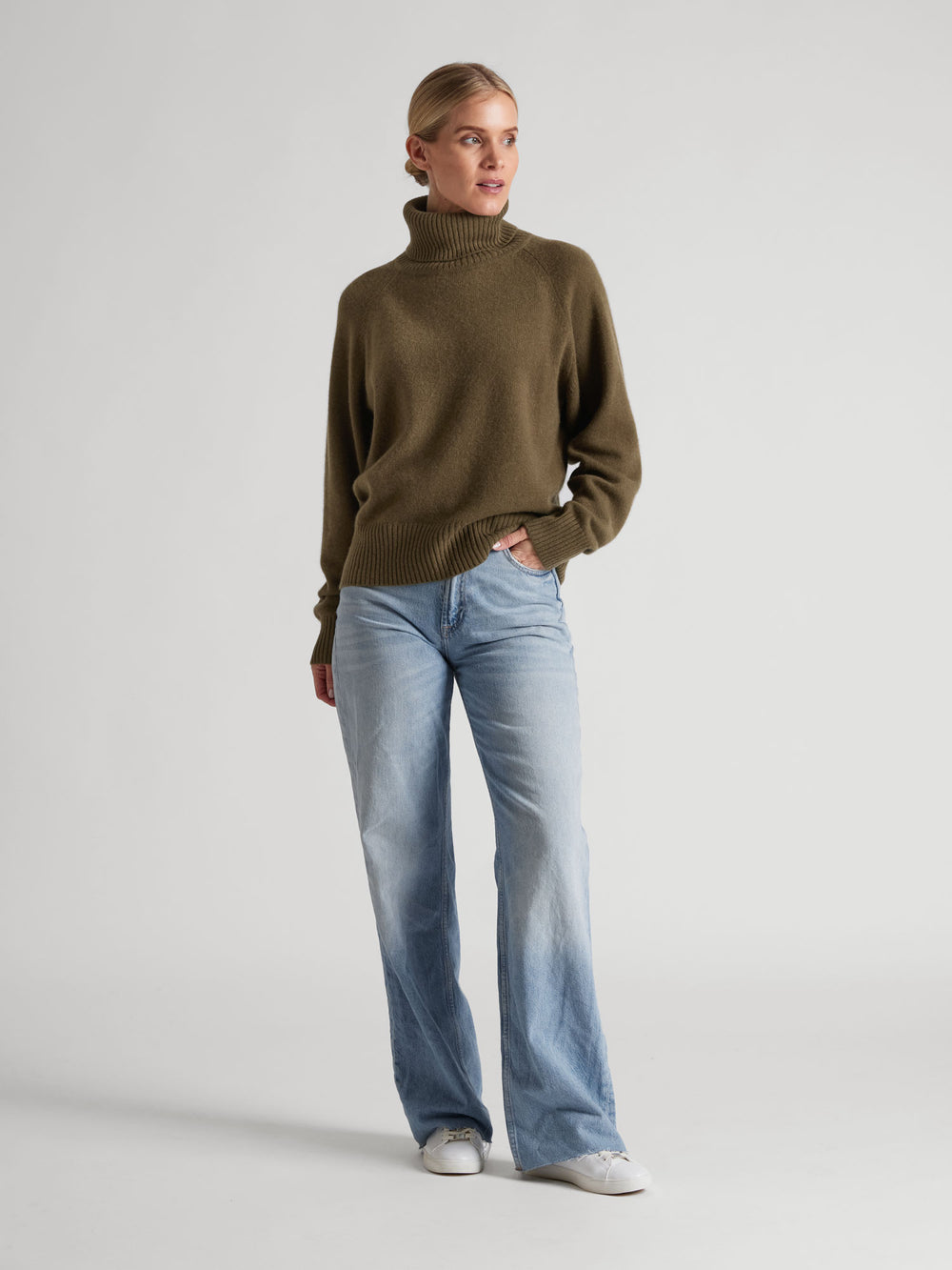 Turtle neck cashmere sweater "Milano" in 100% pure cashmere. Scandinavian design by Kashmina. Color: Hunter.