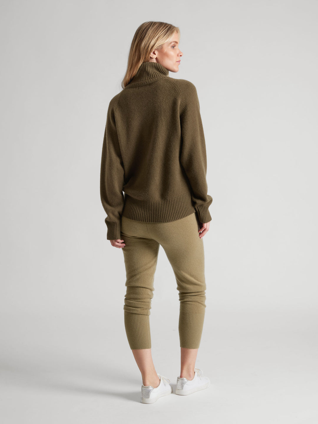 Turtle neck cashmere sweater "Milano" in 100% pure cashmere. Scandinavian design by Kashmina. Color: Hunter.