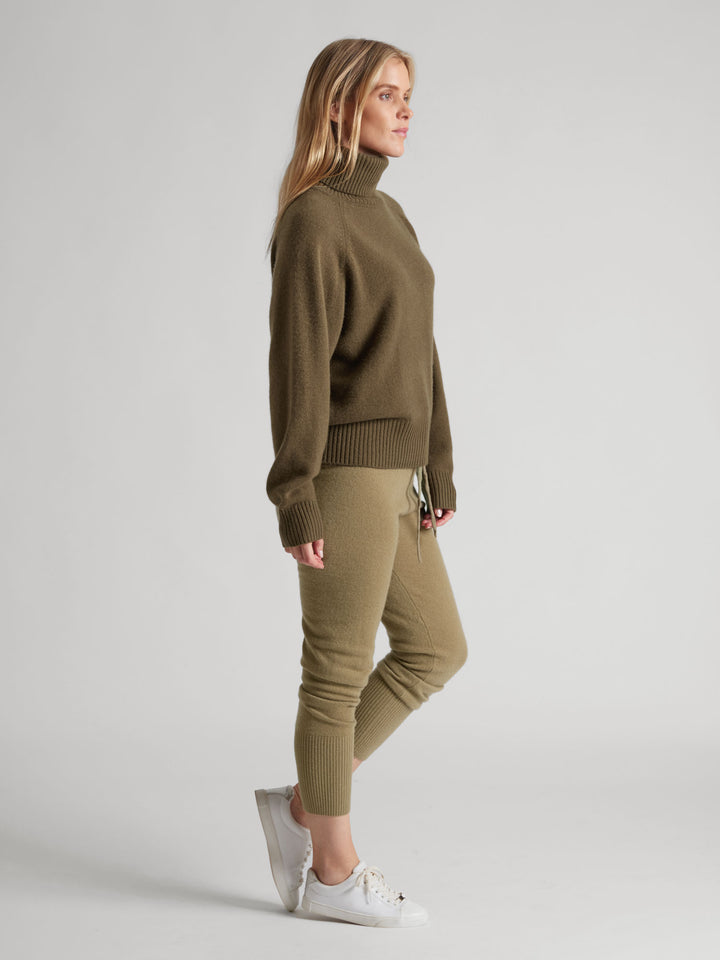 Turtle neck cashmere sweater "Milano" in 100% pure cashmere. Scandinavian design by Kashmina. Color: Hunter.