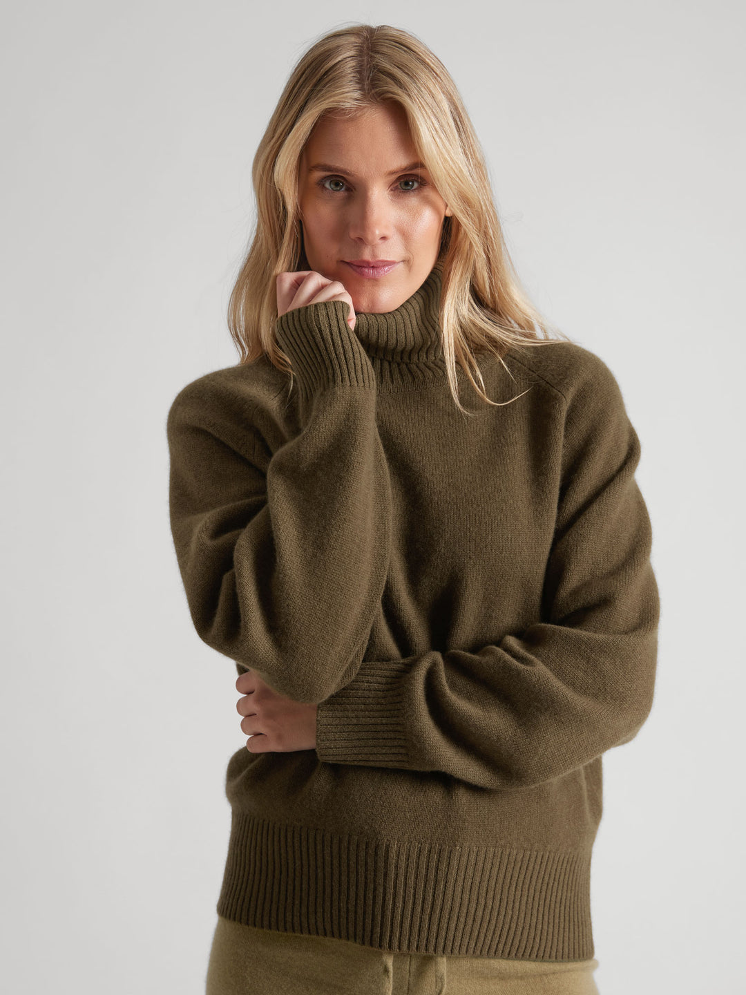 Turtle neck cashmere sweater "Milano" in 100% pure cashmere. Scandinavian design by Kashmina. Color: Hunter.
