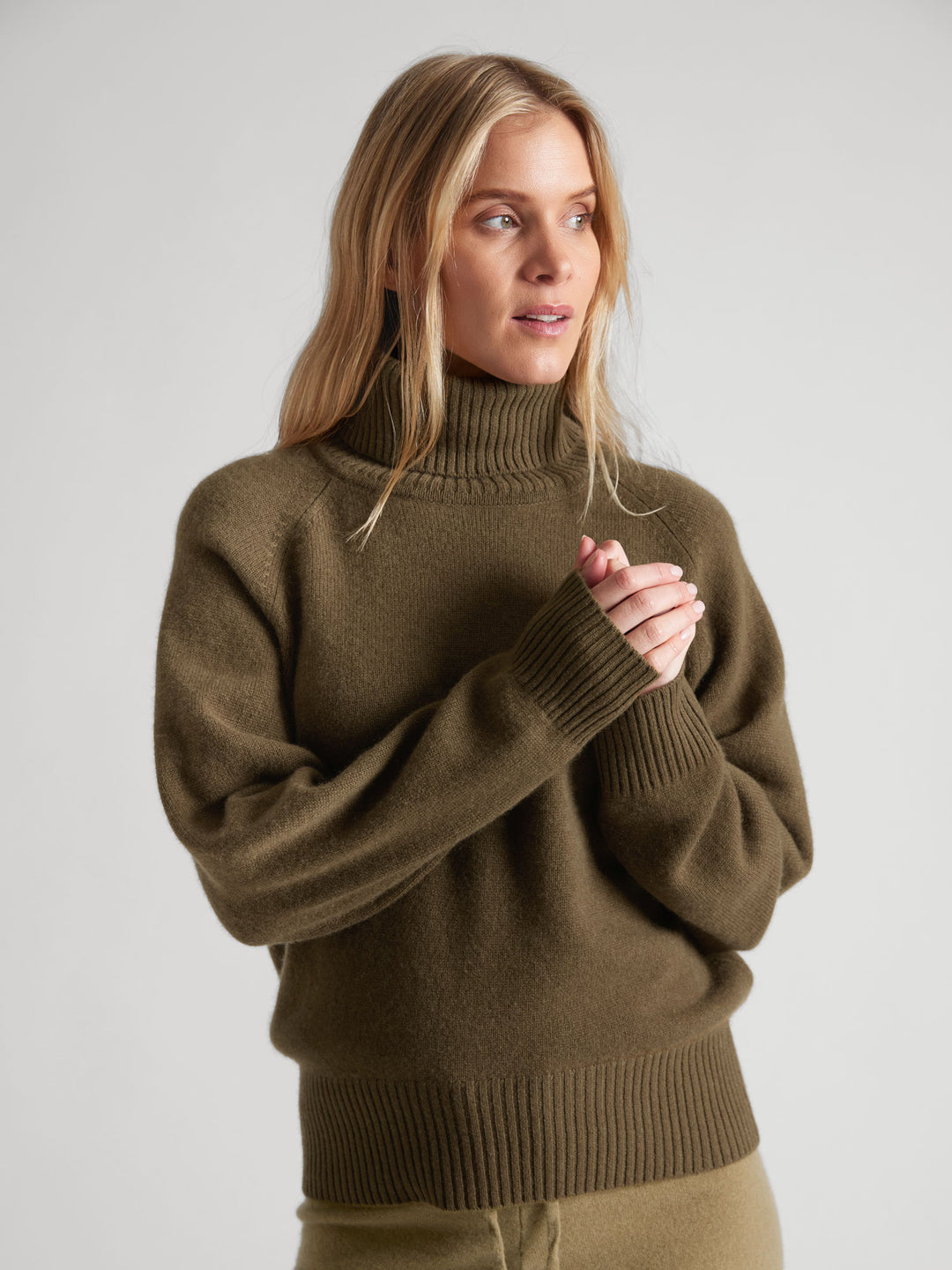 Turtle neck cashmere sweater "Milano" in 100% pure cashmere. Scandinavian design by Kashmina. Color: Hunter.