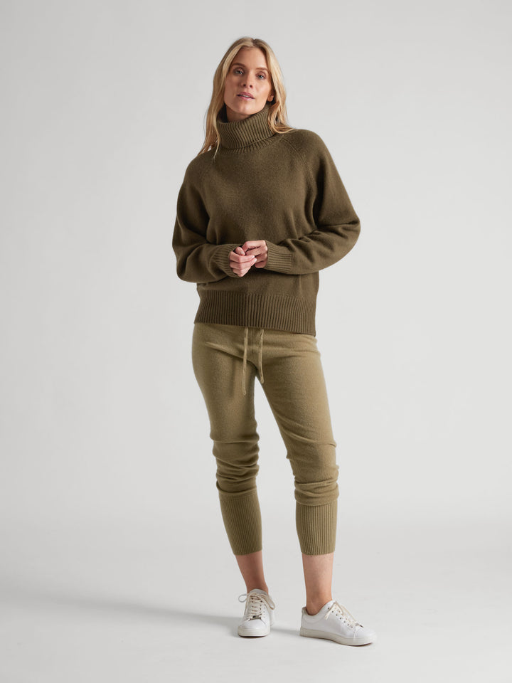 Turtle neck cashmere sweater "Milano" in 100% pure cashmere. Scandinavian design by Kashmina. Color: Hunter.