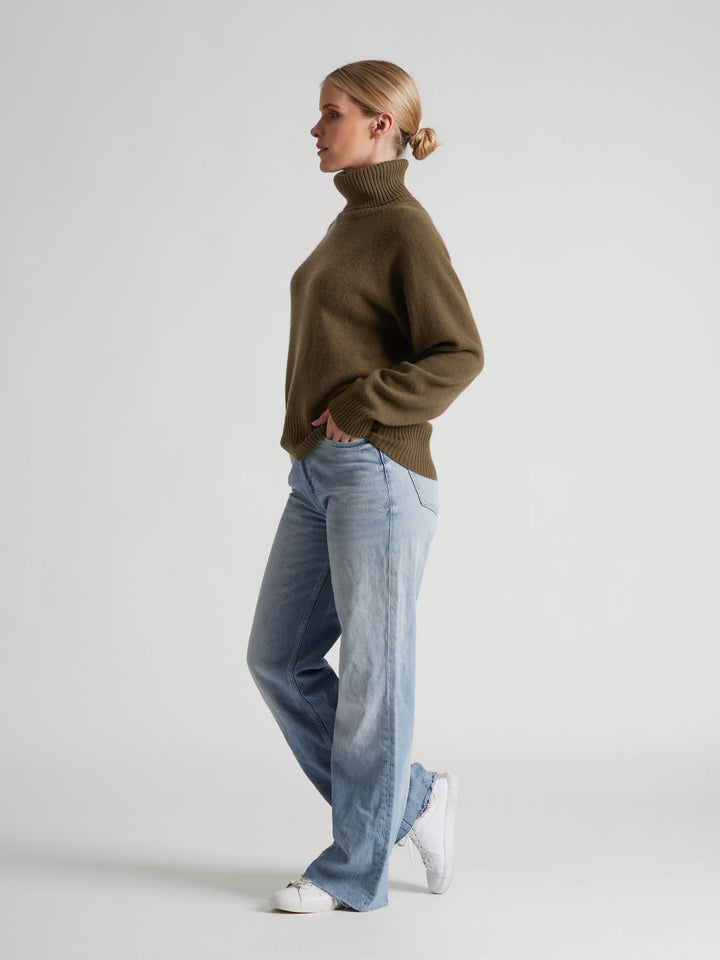 Turtle neck cashmere sweater "Milano" in 100% pure cashmere. Scandinavian design by Kashmina. Color: Hunter.