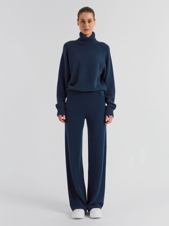 Turtle neck cashmere sweater "Milano" in 100% pure cashmere. Scandinavian design by Kashmina. Color: Mountain Blue.