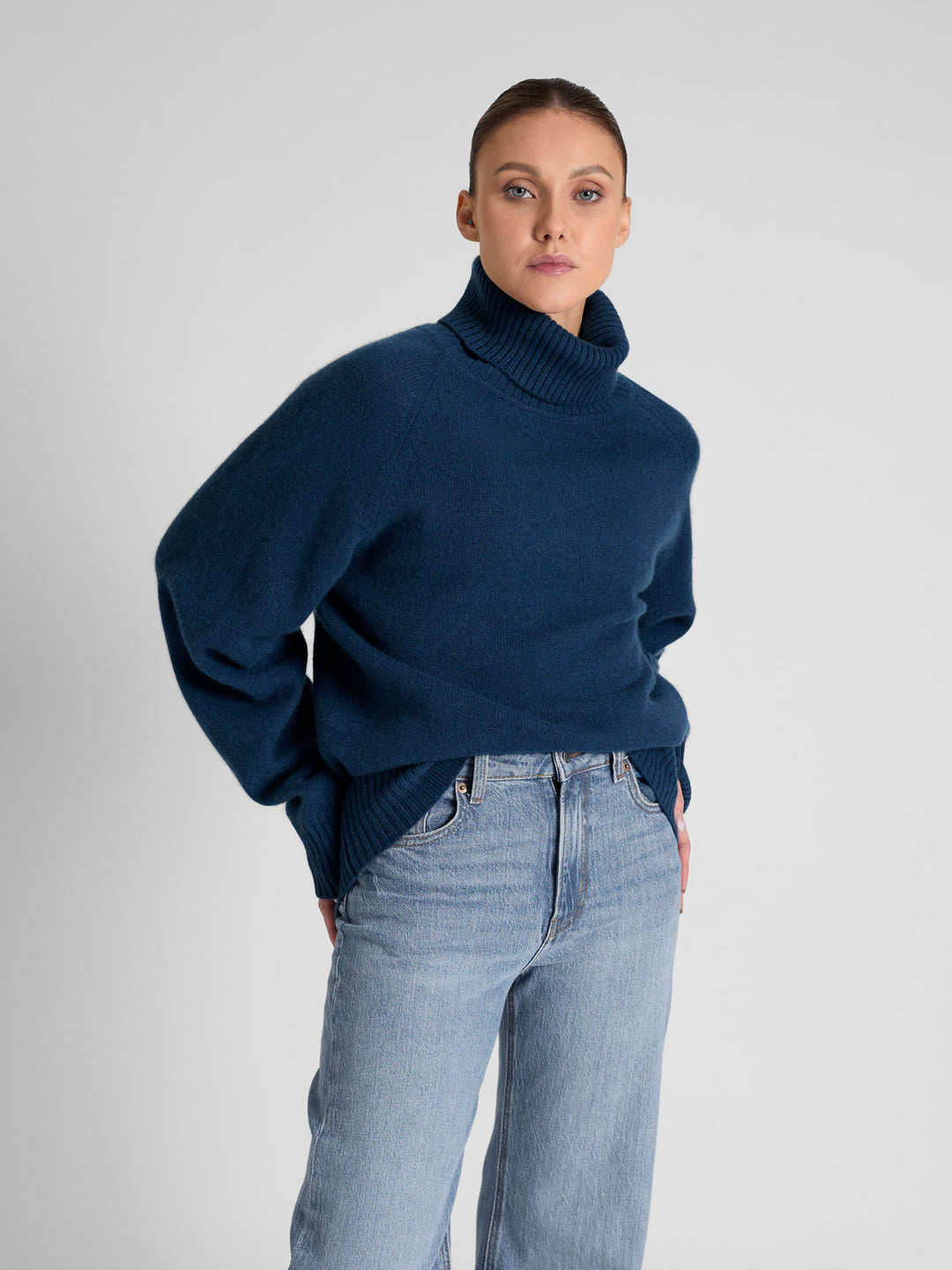 Turtle neck cashmere sweater "Milano" in 100% pure cashmere. Scandinavian design by Kashmina. Color: Mountain Blue.