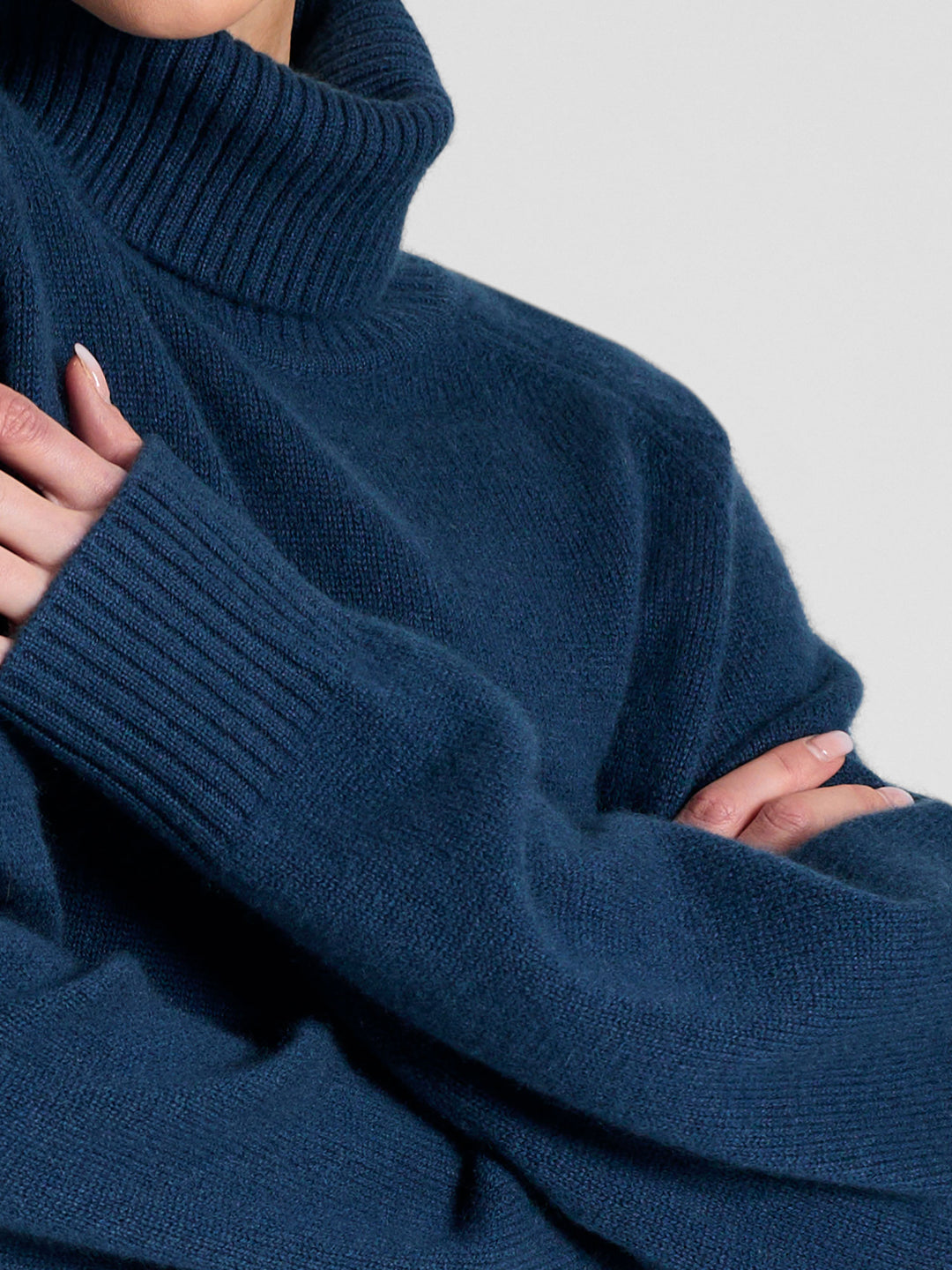 Turtle neck cashmere sweater "Milano" in 100% pure cashmere. Scandinavian design by Kashmina. Color: Mountain Blue.