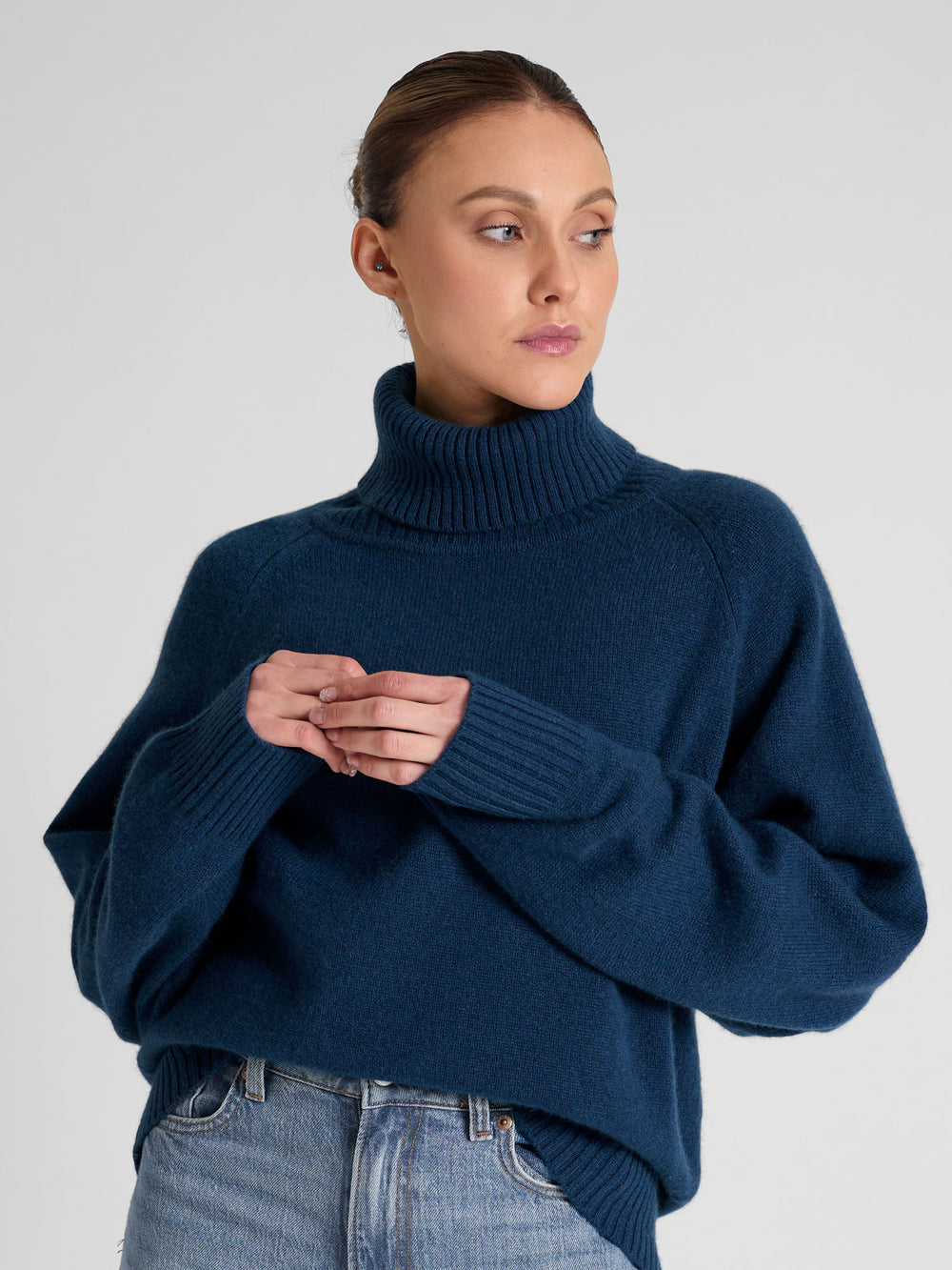 Turtle neck cashmere sweater "Milano" in 100% pure cashmere. Scandinavian design by Kashmina. Color: Mountain Blue.