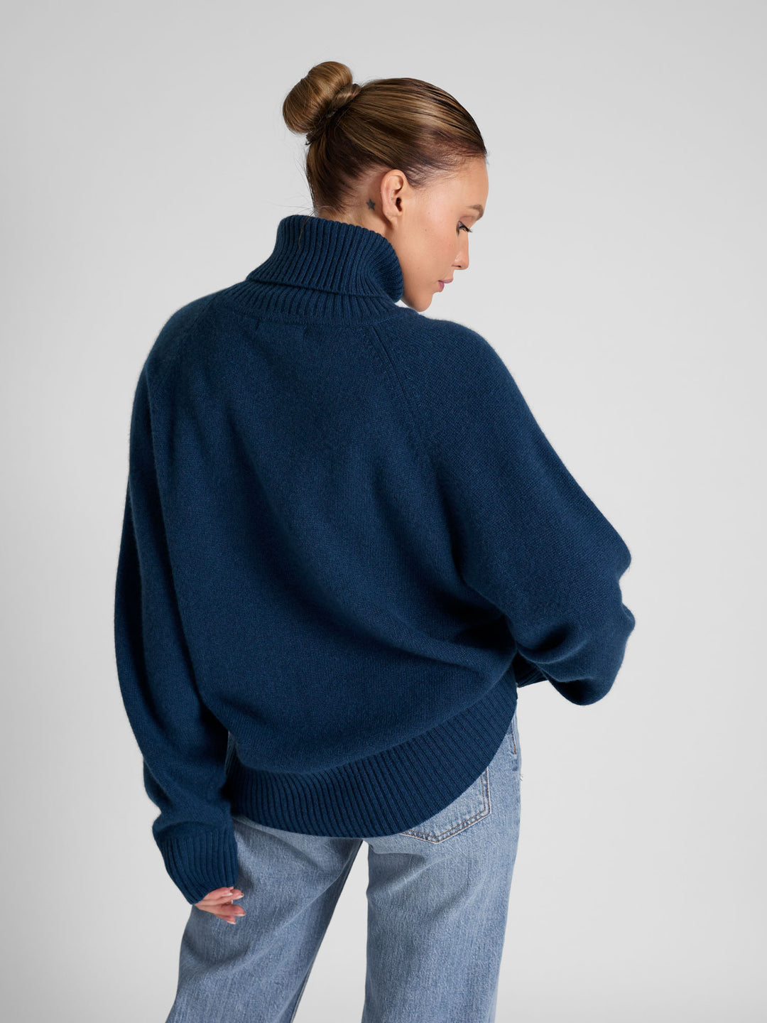 Turtle neck cashmere sweater "Milano" in 100% pure cashmere. Scandinavian design by Kashmina. Color: Mountain Blue.