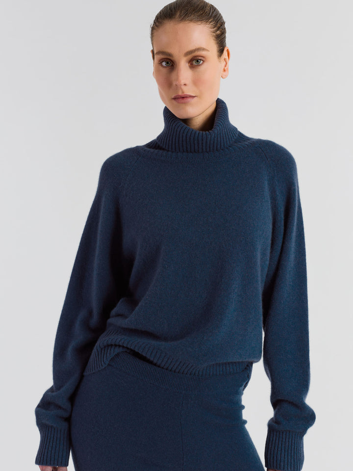 Turtle neck cashmere sweater "Milano" in 100% pure cashmere. Scandinavian design by Kashmina. Color: Mountain Blue.
