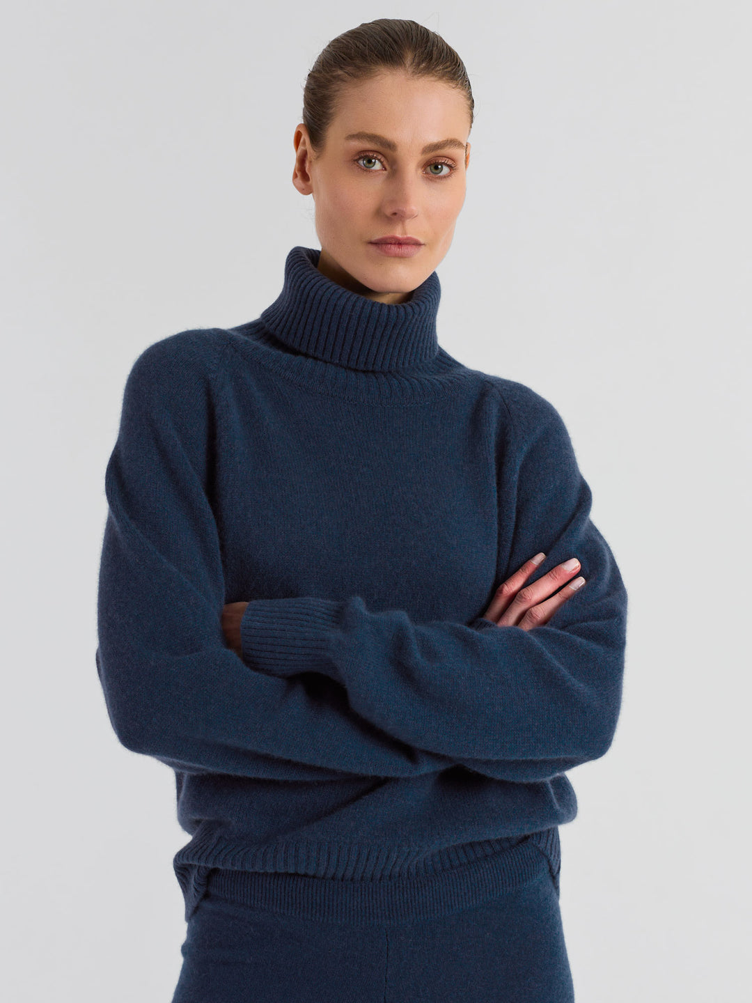 Turtle neck cashmere sweater "Milano" in 100% pure cashmere. Scandinavian design by Kashmina. Color: Mountain Blue.