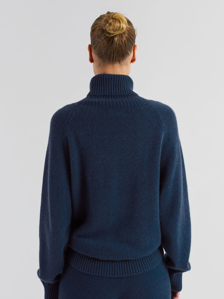 Turtle neck cashmere sweater "Milano" in 100% pure cashmere. Scandinavian design by Kashmina. Color: Mountain Blue.