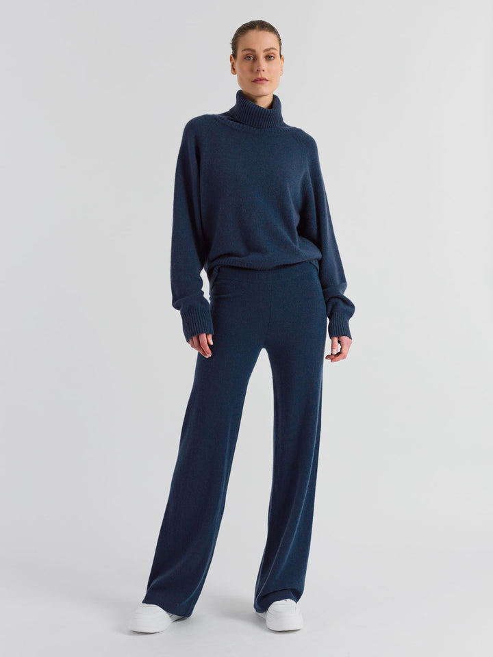 Turtle neck cashmere sweater "Milano" in 100% pure cashmere. Scandinavian design by Kashmina. Color: Mountain Blue.