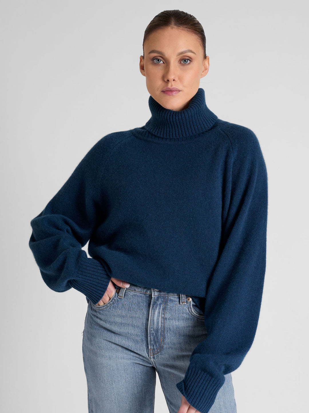 Turtle neck cashmere sweater "Milano" in 100% pure cashmere. Scandinavian design by Kashmina. Color: Mountain Blue.