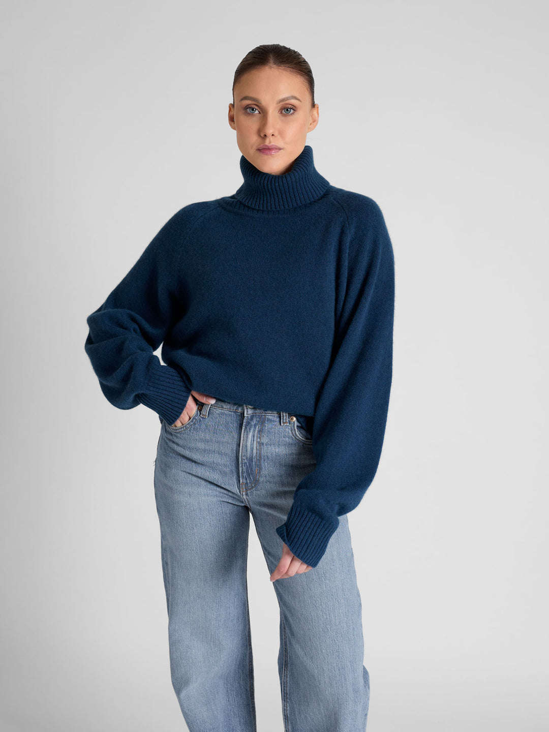 Turtle neck cashmere sweater "Milano" in 100% pure cashmere. Scandinavian design by Kashmina. Color: Mountain Blue.