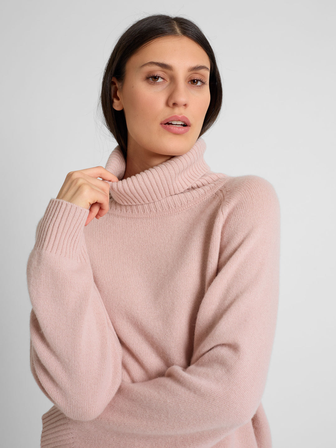 kashmina turtle neck cashmere sweater milano , color rose glow, cashmere wool Scandinavian design sustainable fashion.